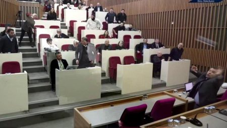 AK Partili meclis üyesi Hacer Çınar, Bolu Belediye Lideri Tanju Özcan’a su şişesi fırlattı