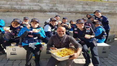 Zelzeleden sonra yardıma koştular! Japon sıhhat grubu Gaziantep’te depremzede çocuklara origami öğretiyor