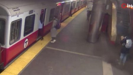 ABD’de metro tavanı, yolcunun çabucak önüne düştü