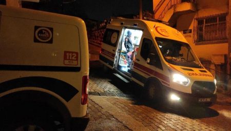 Babasına öfkelendi, yumruk attığı cam elini kesti