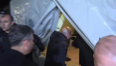 Cumhurbaşkanı Adayı Kılıçdaroğlu; Zelzele Bölgesinde Geceyi Çadırda, Yer Yatağında Geçiriyor: “Bir Kız, ‘Anne Ayağım Yok’ Derken, Anne ‘Senin Ayağım…