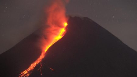 Endonezya’daki Merapi Yanardağı’nda volkanik hareketlilik yaşanıyor