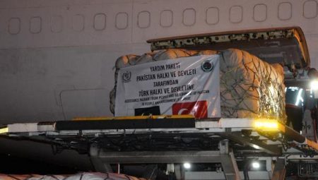 Pakistan’dan depremzedeler için bin 200 çadır taşıyan uçak Adana’ya iniş yaptı