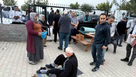 Adana’da Bayram Namazı Sonrası Dilenciler Reaksiyon Topladı