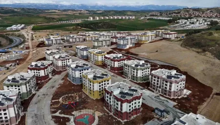 Adana’da Depremzedeler İçin TOKİ Konutları inşaatı Devam Ediyor