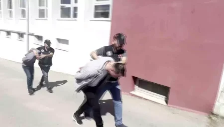 Adana’da Otoyolda Uyuşturucu Operasyonu: 2 Kilo 370 Gram Esrar Ele Geçirildi