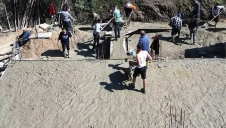 Feke’de Yangında Yıkılan Konut İmece Metoduyla Yine Yapılıyor