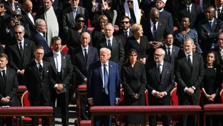 Papa Francis’in cenazesinde giysi kuralına uymayan başkanlar