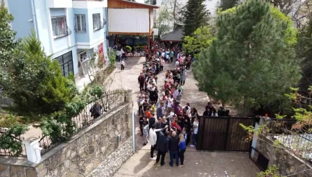 Yaşlı Çiftin 20 Yıllık Bayram Geleneği: Çocuklara Harçlık Veriyorlar