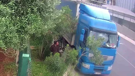 Adana’da Motosikletli Hırsız, Park Halindeki Tırdan Telefon Çaldı