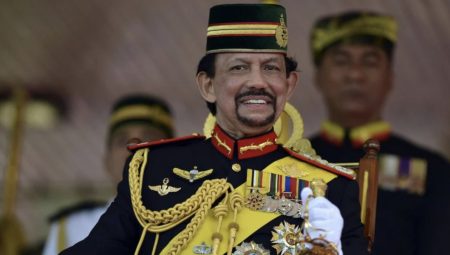 Brunei’de dünyanın en güçlü hükümdarı hastanelik oldu
