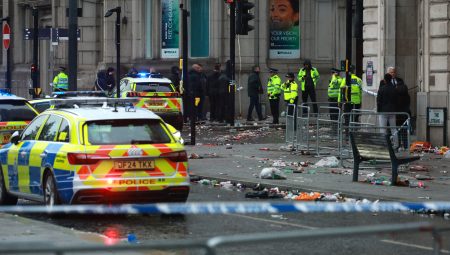 Liverpool’un şampiyonluk kutlamalarında araç kalabalığa daldı