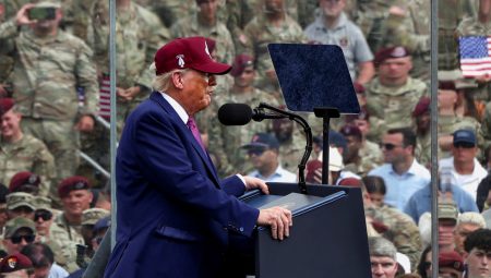 Donald Trump kurşun geçirmez camın gerisinden konuştu