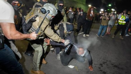 ABD’de göçmenlerin protestolarına sert müdahale: Polis şiddeti kamerada