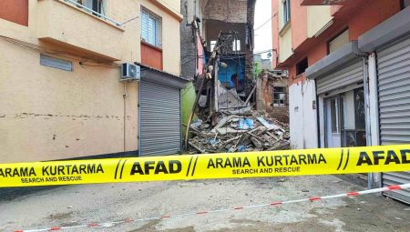Sağanak ve sarsıntı sonrası metruk binanın bir kısmı yıkıldı