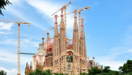 144 yıldır bitmeyen Sagrada Familia’nın bir kısmı açıldı: 10 yıl daha inşaat var