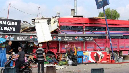 Denetimden çıkan kamyon bakkala daldı: 1 yaralı